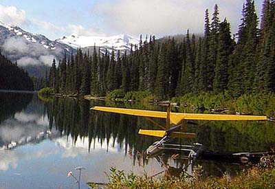 Taiga, Kanada: Von den Rocky Mountains zum Pazifik - Wasserflugzeug auf dem Tetachuk Lake an einer Waldkante